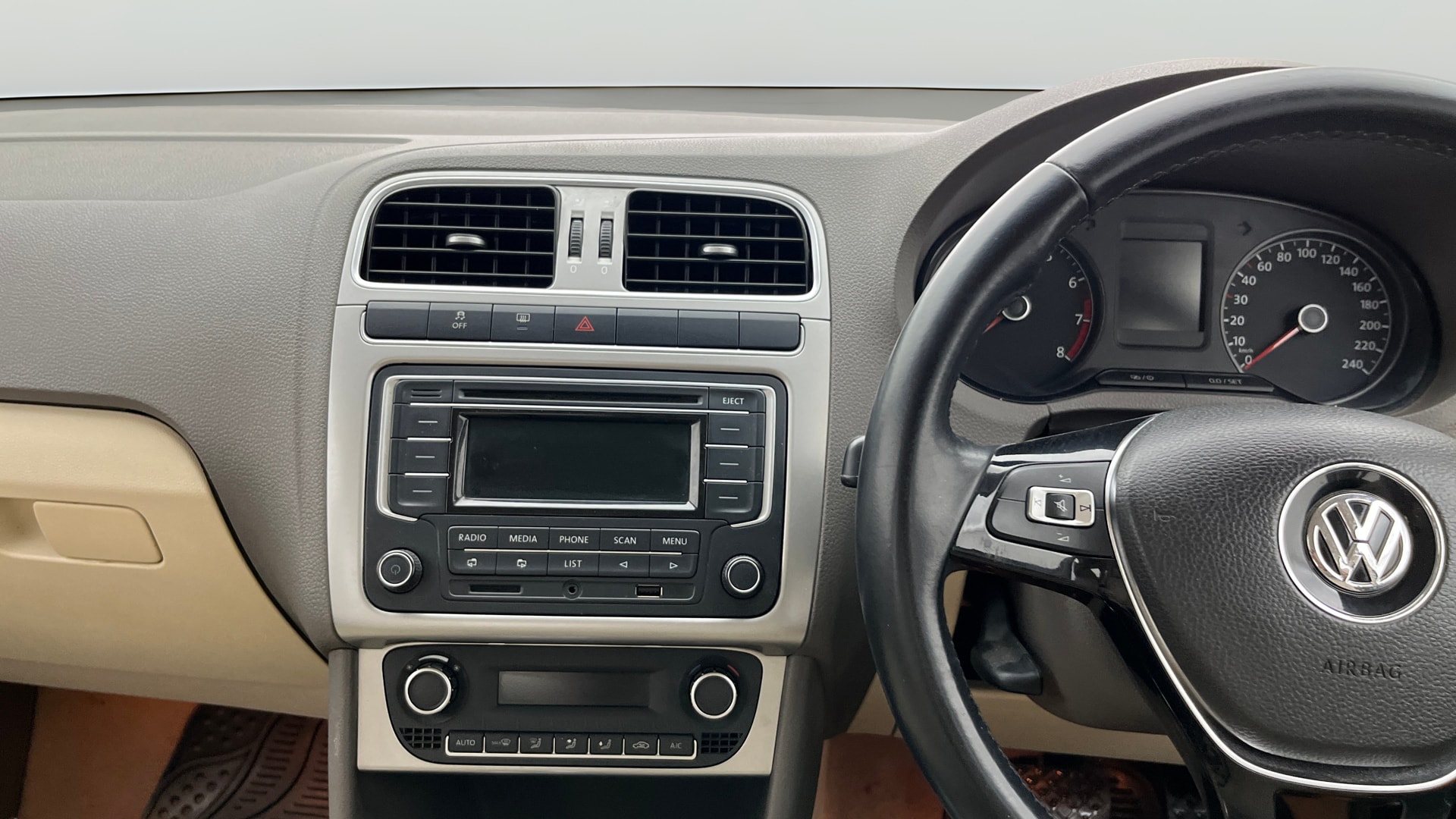 View 2015 Volkswagen Vento DSG Image 17 Used 2015 Volkswagen Vento DSG Image 17