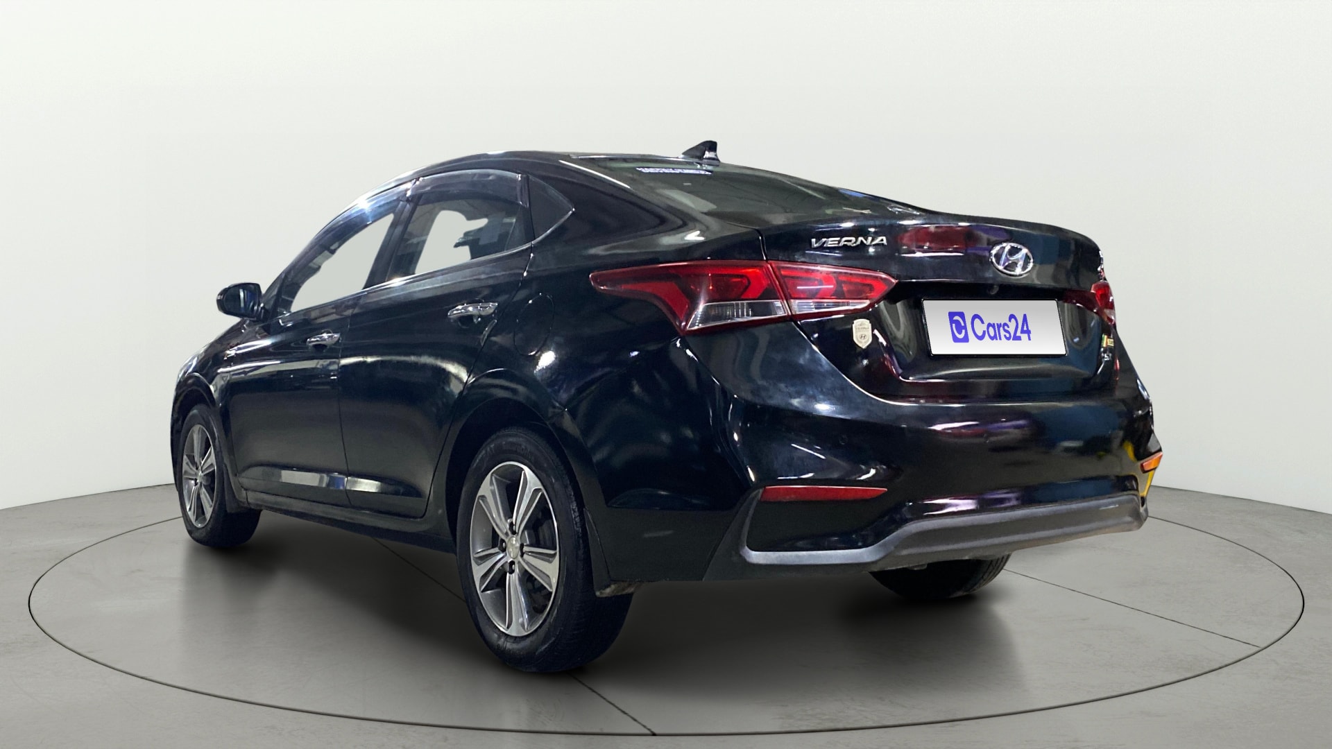 View 2018 Hyundai Verna 1.6 VTVT SX (O) Image 2 Used 2018 Hyundai Verna 1.6 VTVT SX (O) Image 2