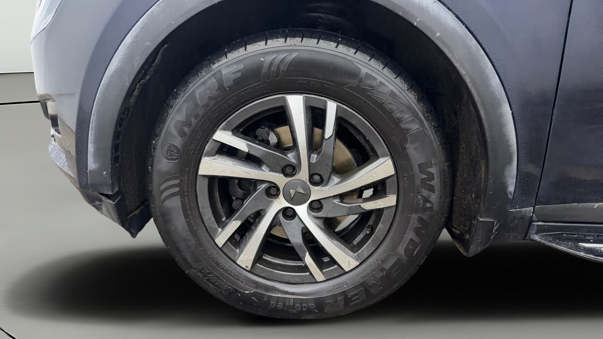 View 2022 Mahindra XUV700 MX Petrol 5 STR Image 29 Used 2022 Mahindra XUV700 MX Petrol 5 STR Image 29