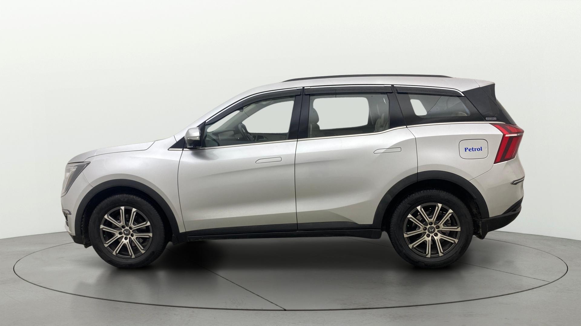 View 2022 Mahindra XUV700 MX Petrol 5 STR Image 28 Used 2022 Mahindra XUV700 MX Petrol 5 STR Image 28