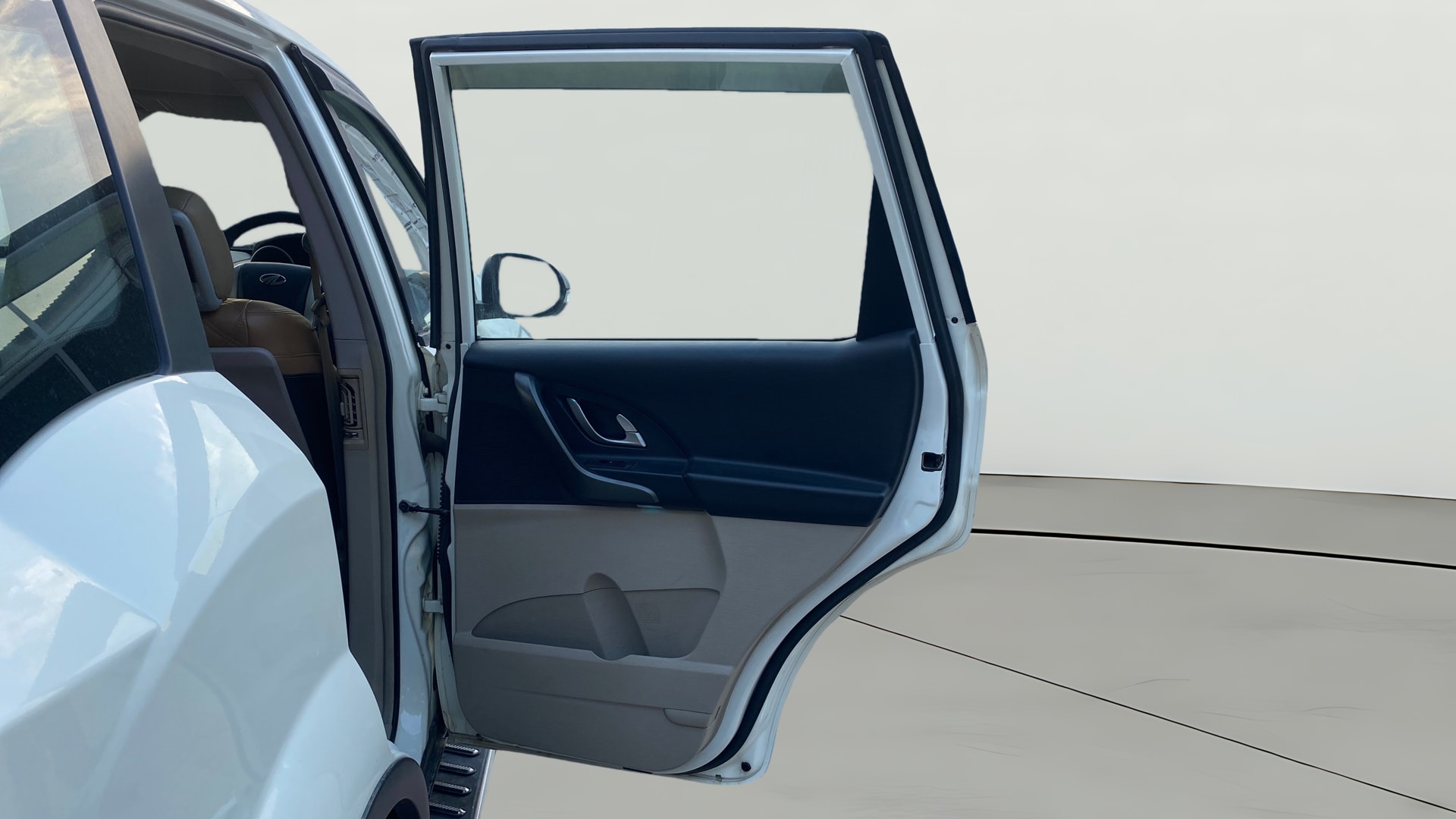 View 2018 Mahindra XUV500 G AT Image 8 Used 2018 Mahindra XUV500 G AT Image 8
