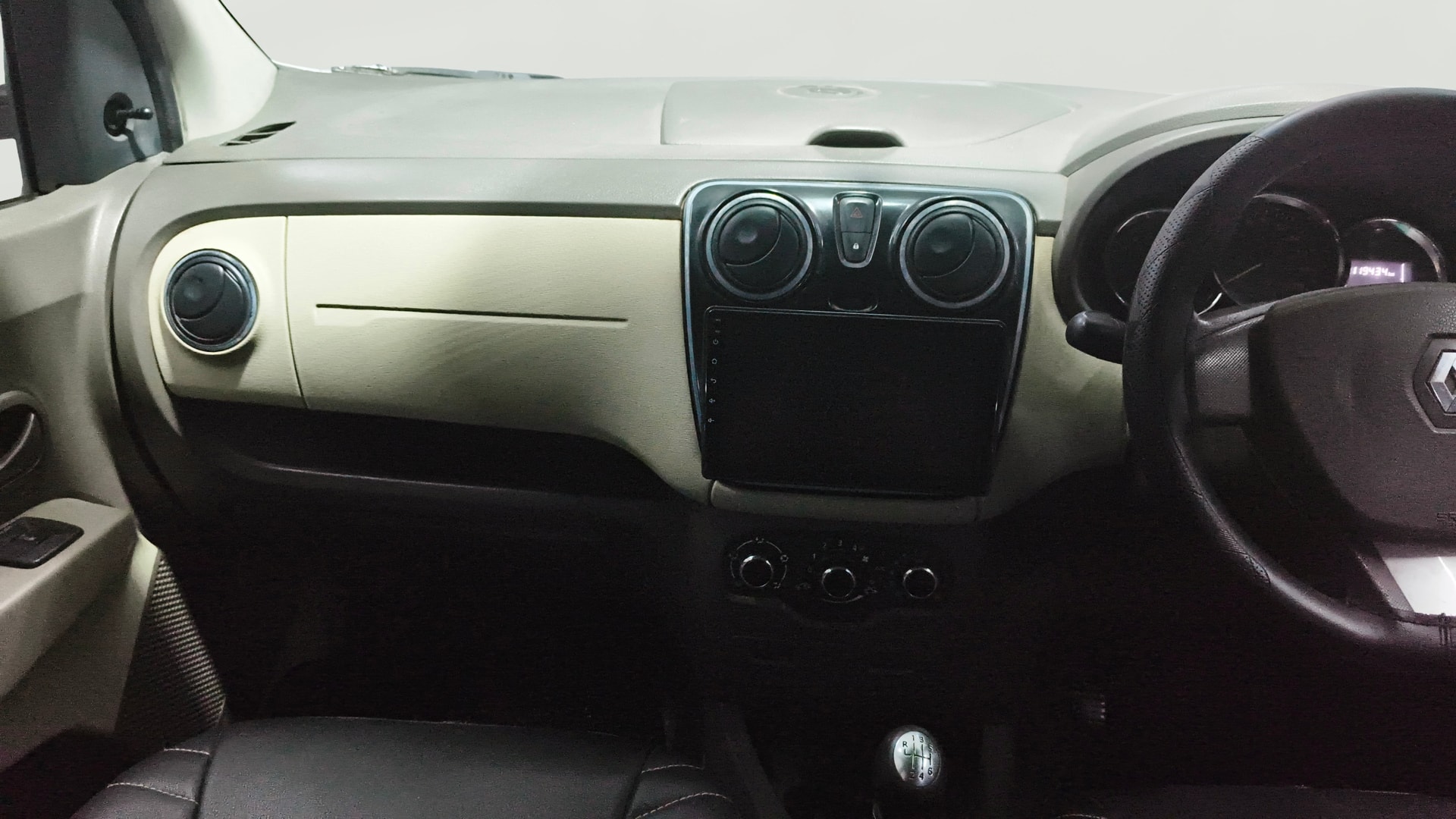 View 2015 Renault Lodgy 110 PS RxL (8 Seater) Image 18 Used 2015 Renault Lodgy 110 PS RxL (8 Seater) Image 18