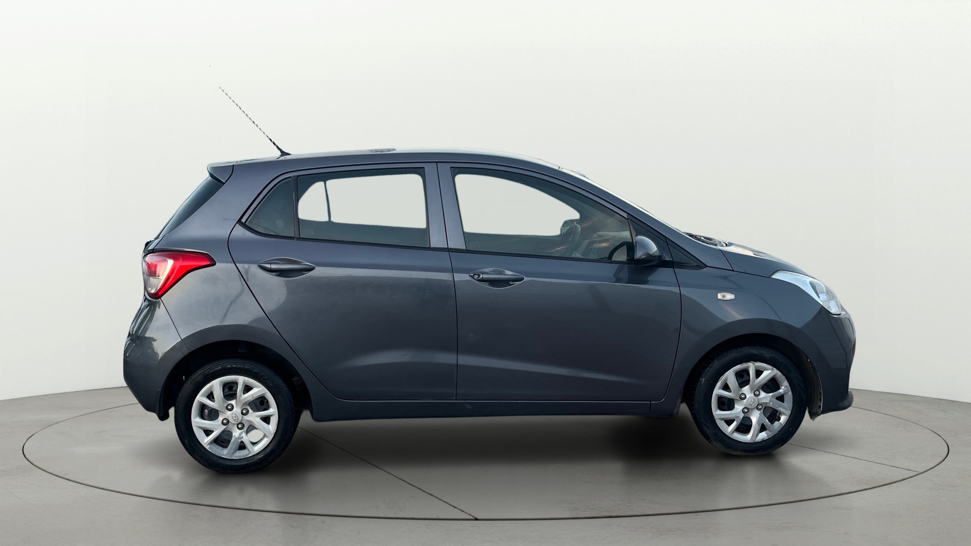 View 2017 Hyundai Grand i10 1.2 Magna Petrol AT Image 8 Used 2017 Hyundai Grand i10 1.2 Magna Petrol AT Image 8