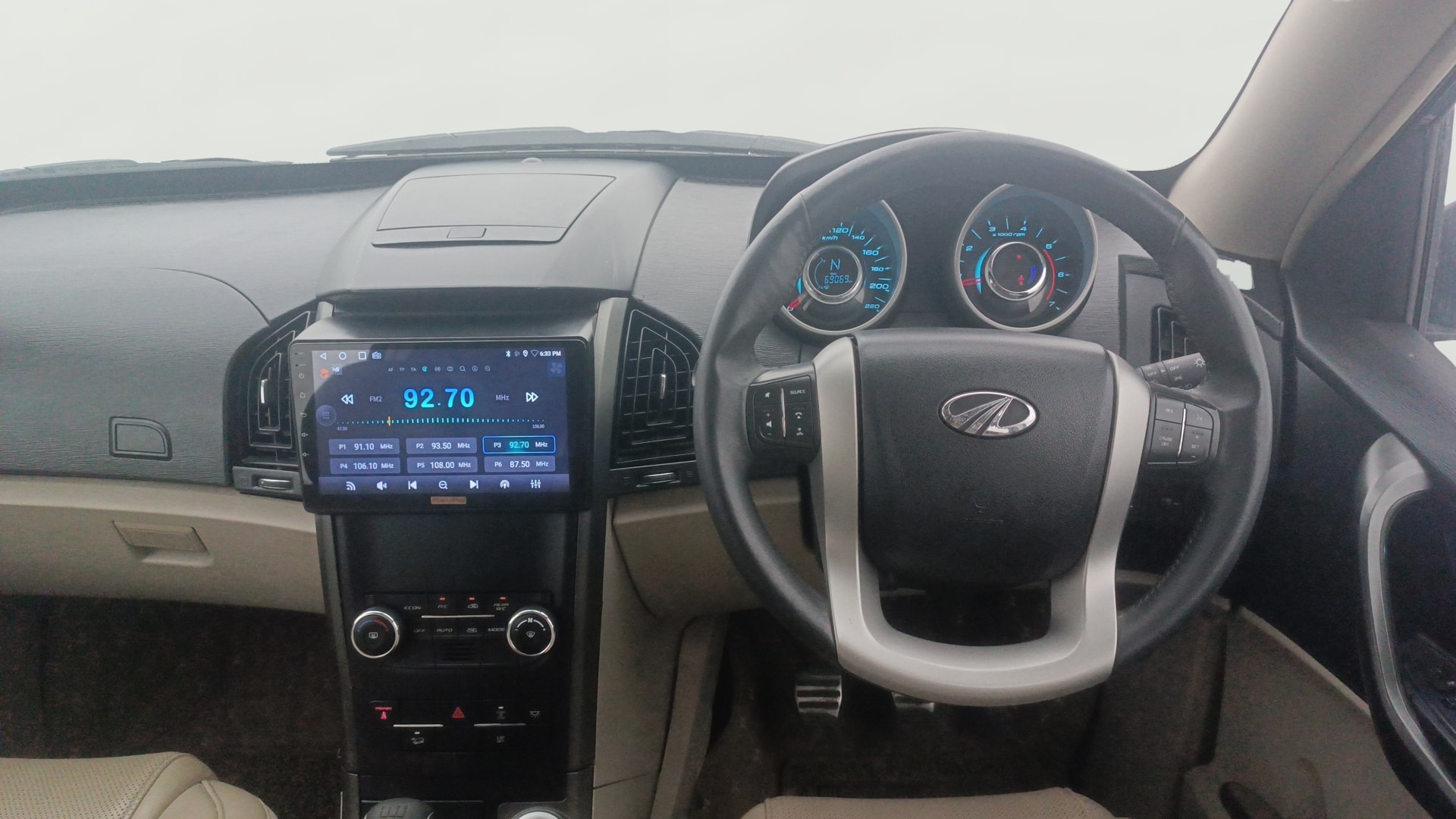 View 2016 Mahindra XUV500 W10 FWD Image 14 Used 2016 Mahindra XUV500 W10 FWD Image 14