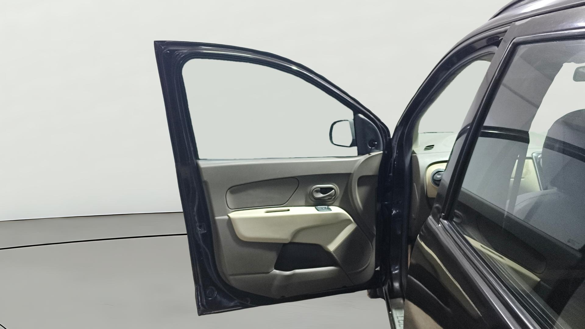 View 2016 Renault Lodgy 85 PS RxL 8 Seater Image 39 Used 2016 Renault Lodgy 85 PS RxL 8 Seater Image 39