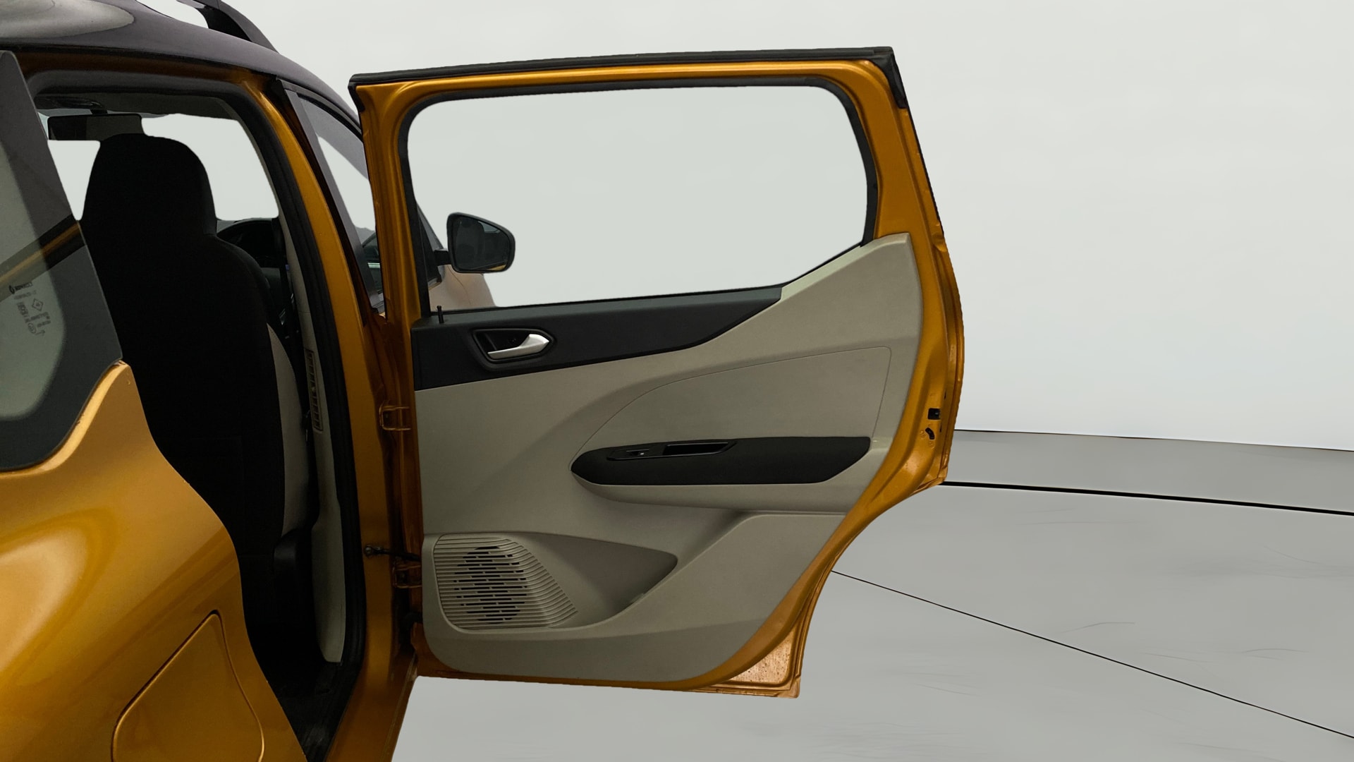 View 2021 Renault Triber RXZ AMT Image 7 Used 2021 Renault Triber RXZ AMT Image 7