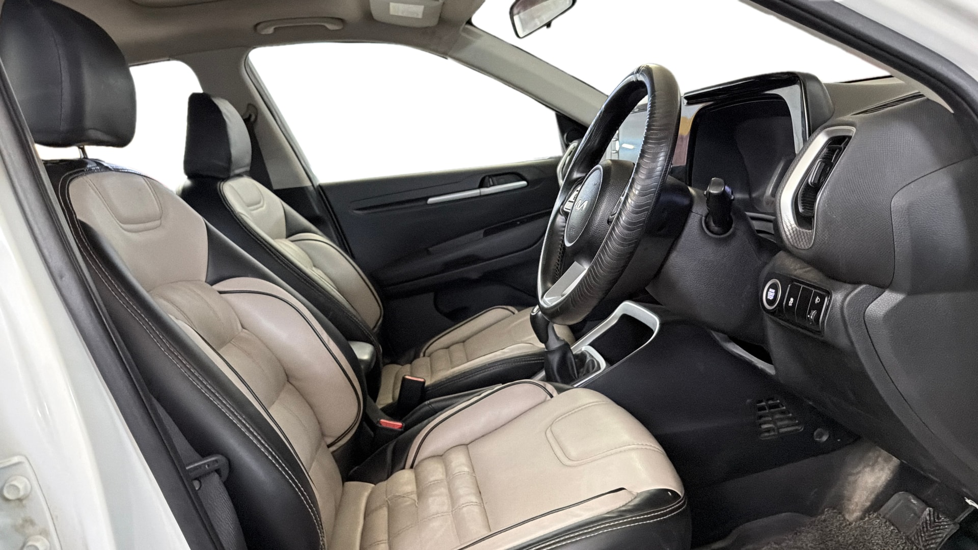View 2023 Kia Sonet HTK Plus iMT Petrol Image 27 Used 2023 Kia Sonet HTK Plus iMT Petrol Image 27