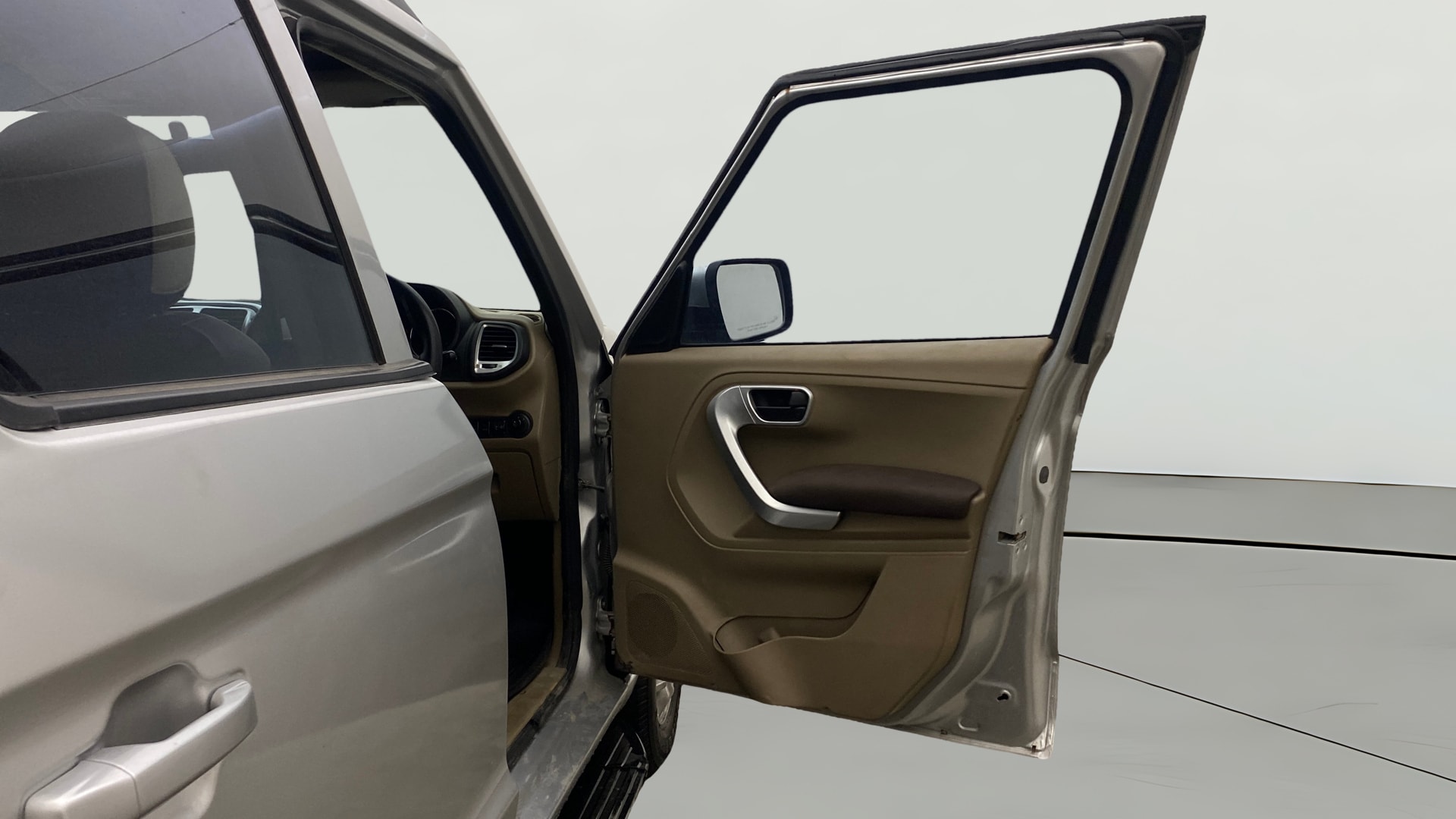 View 2018 Mahindra TUV300 T8 Image 44 Used 2018 Mahindra TUV300 T8 Image 44