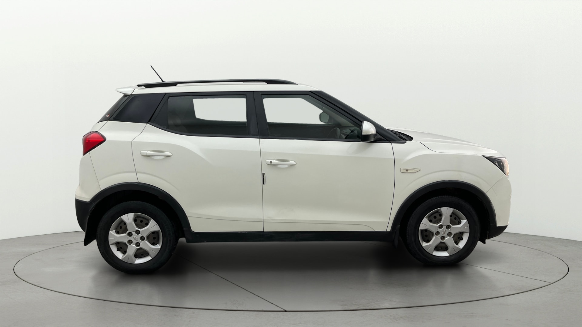 View 2021 Mahindra XUV300 W4 Petrol BS IV Image 8 Used 2021 Mahindra XUV300 W4 Petrol BS IV Image 8