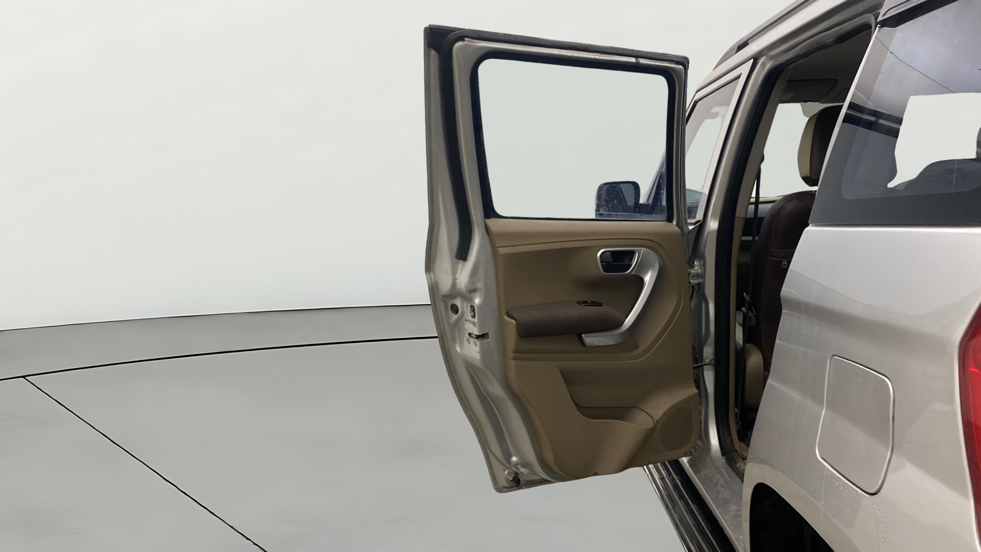 View 2018 Mahindra TUV300 T8 Image 22 Used 2018 Mahindra TUV300 T8 Image 22