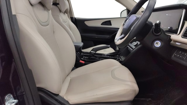 View Mahindra XUV700 Image 28 Used Mahindra XUV700 Image 28