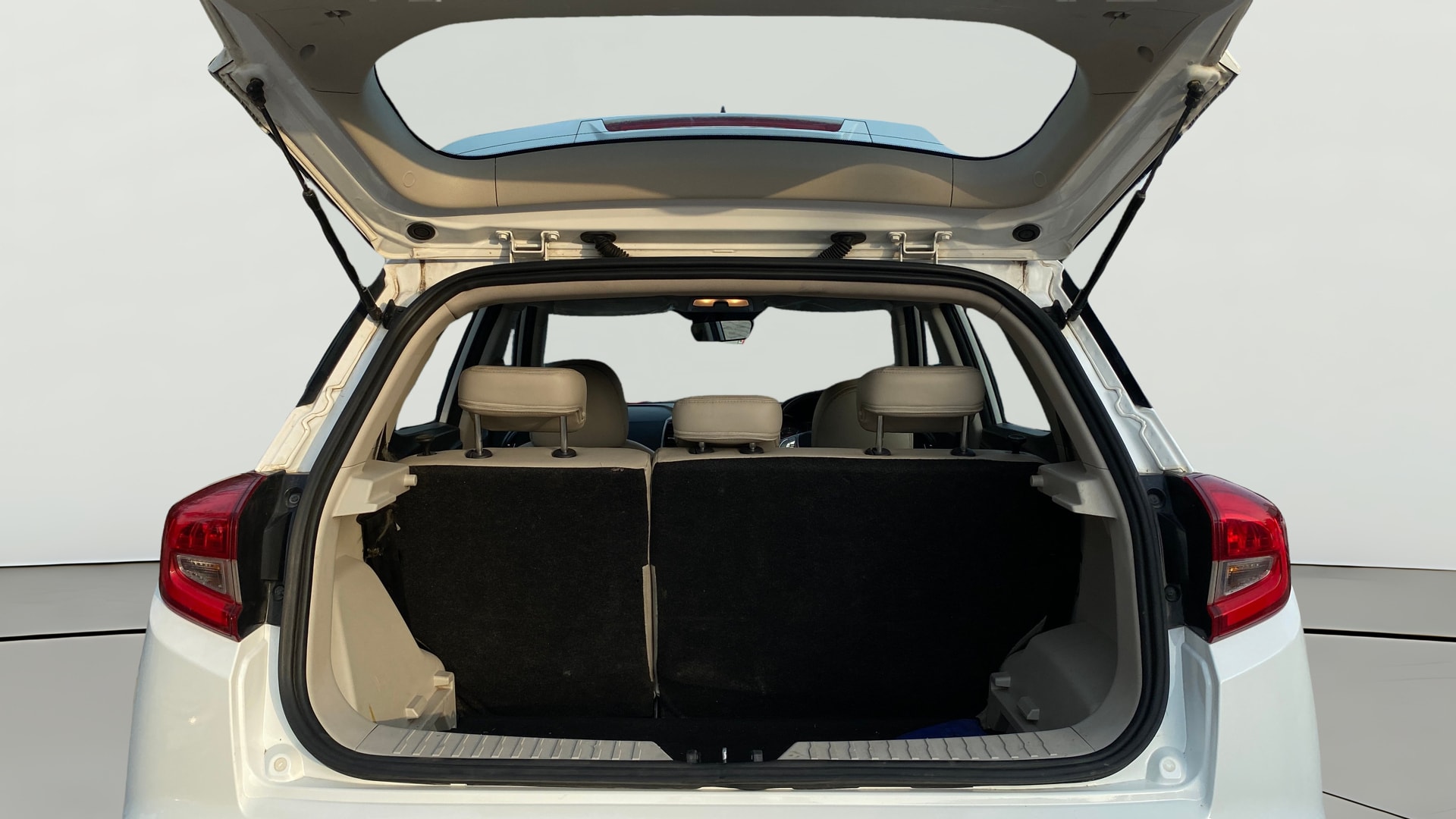 View 2024 Mahindra XUV300 W4 Petrol BS IV Image 43 Used 2024 Mahindra XUV300 W4 Petrol BS IV Image 43