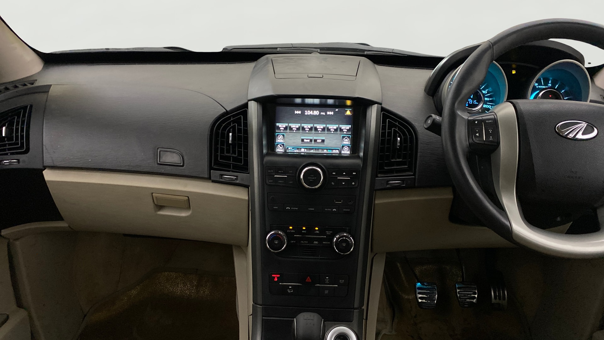 View 2017 Mahindra XUV500 W10 FWD Image 18 Used 2017 Mahindra XUV500 W10 FWD Image 18