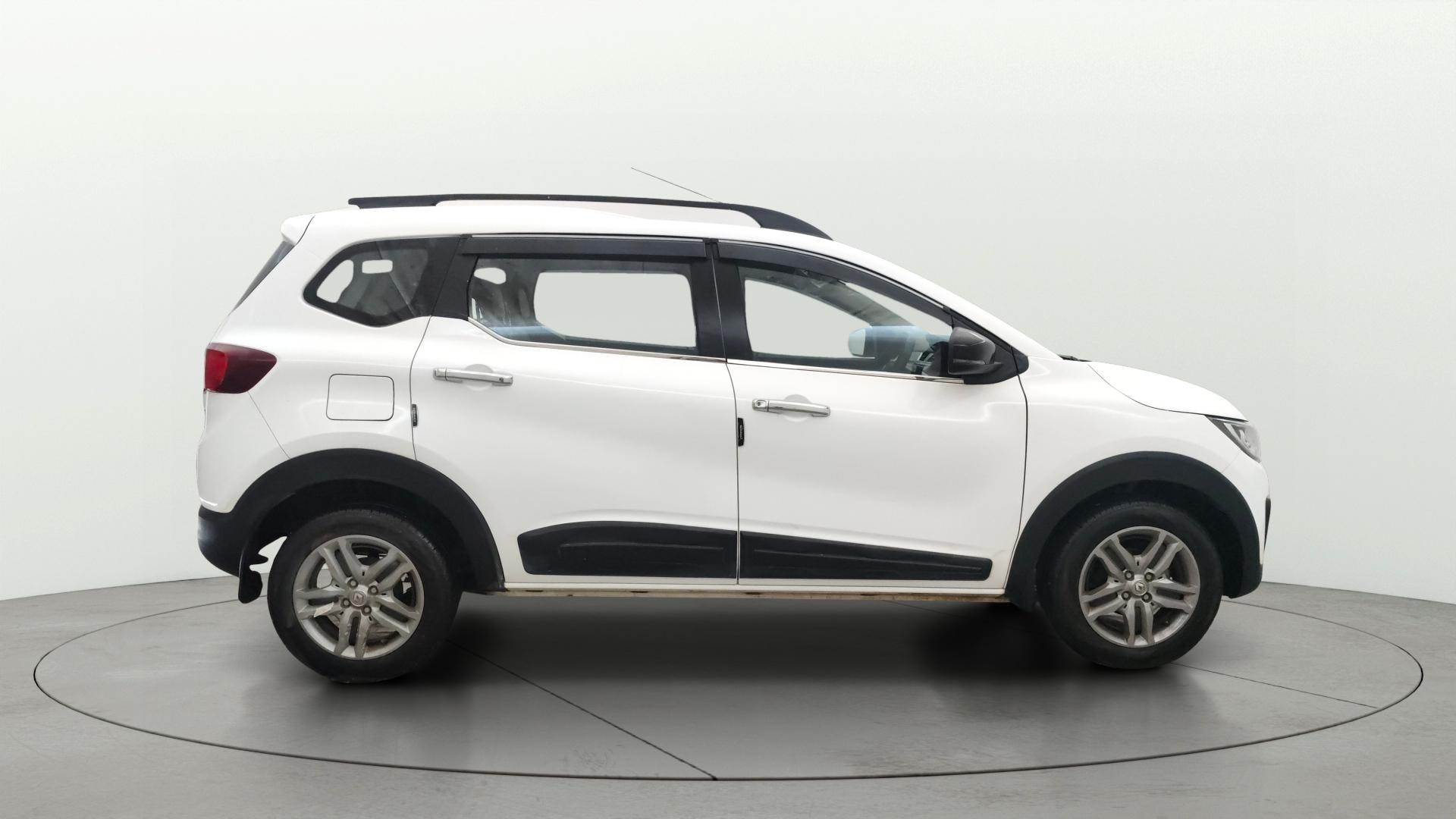 View 2022 Renault Triber RXZ Image 8 Used 2022 Renault Triber RXZ Image 8