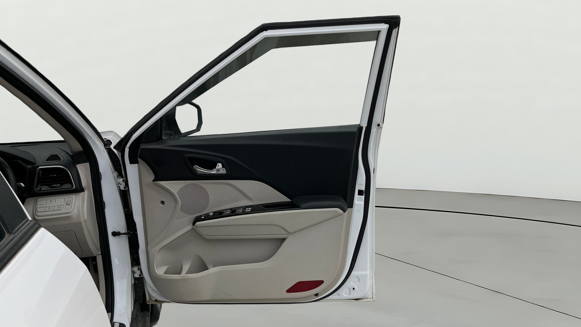 View 2024 Mahindra XUV300 W4 Petrol BS IV Image 48 Used 2024 Mahindra XUV300 W4 Petrol BS IV Image 48