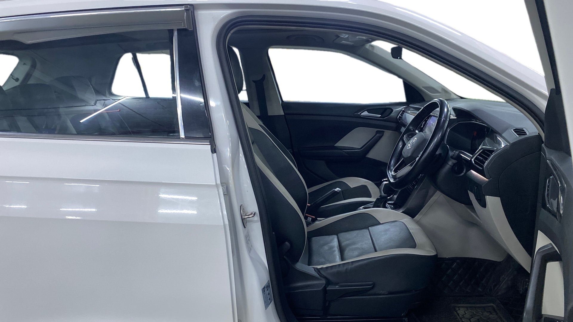 View 2023 Volkswagen Taigun 1.0 TSI Topline AT Image 18 Used 2023 Volkswagen Taigun 1.0 TSI Topline AT Image 18