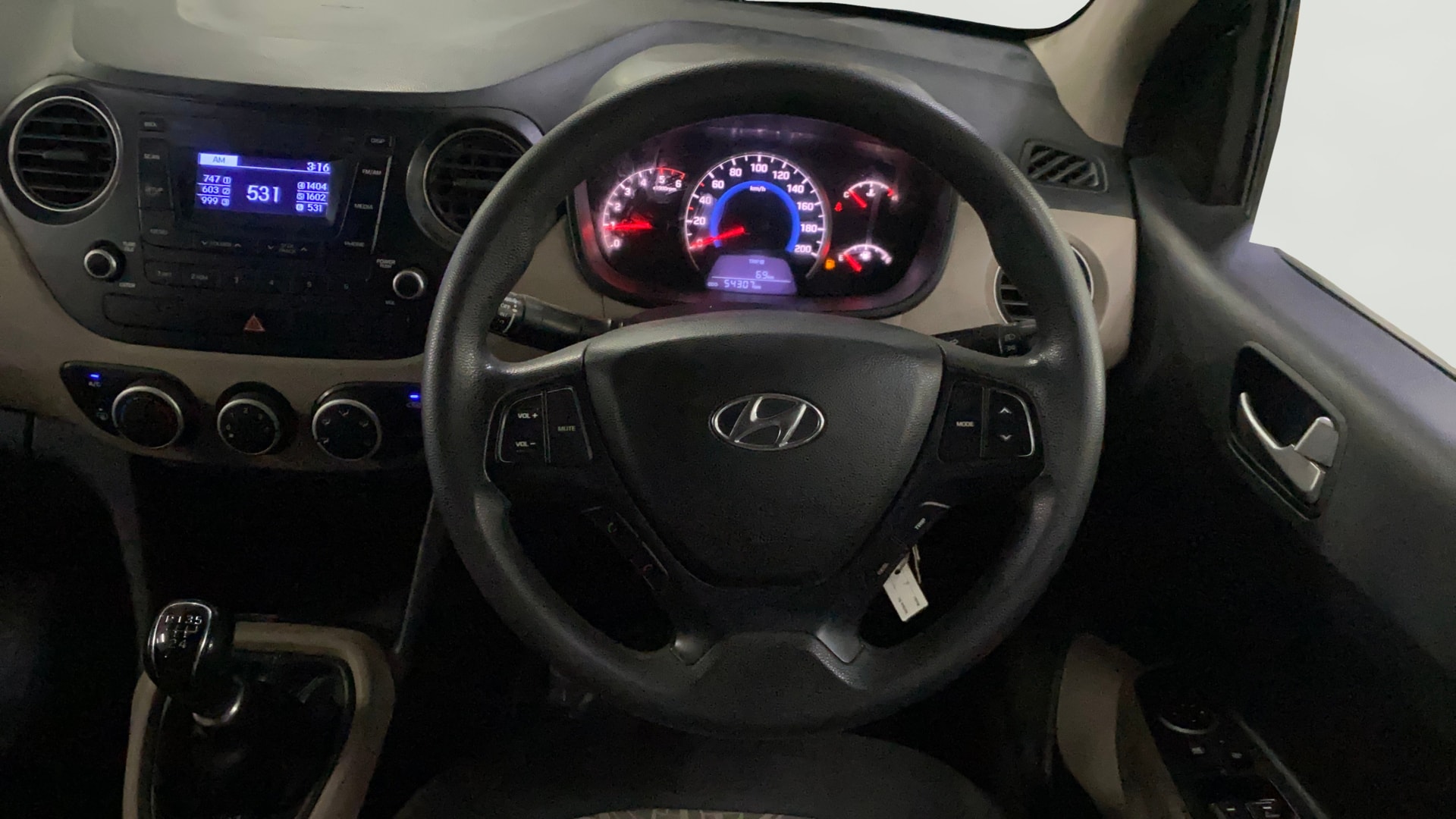 View 2016 Hyundai Grand i10 1.1 Sportz Diesel Image 14 Used 2016 Hyundai Grand i10 1.1 Sportz Diesel Image 14