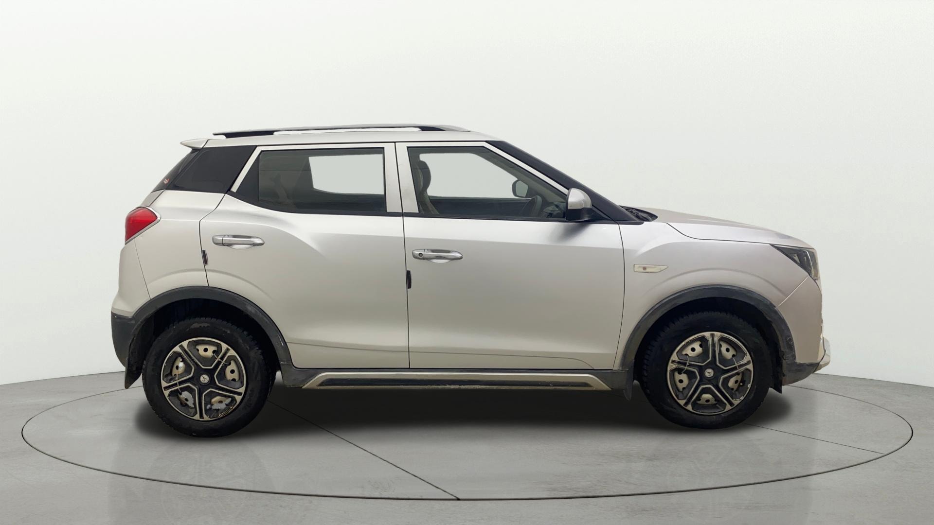 View 2019 Mahindra XUV300 W4 Petrol BS IV Image 8 Used 2019 Mahindra XUV300 W4 Petrol BS IV Image 8