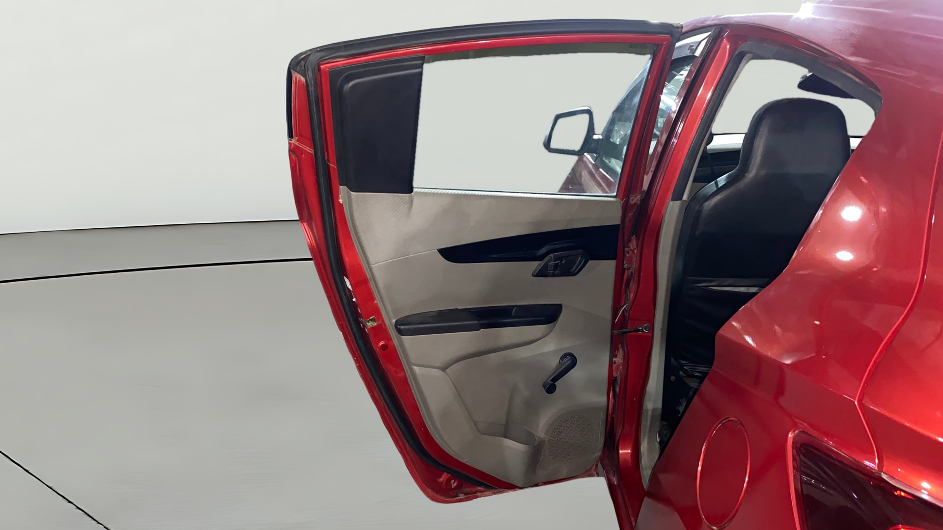 View 2016 Mahindra KUV100 K8 Diesel 6 Seater BS IV Image 22 Used 2016 Mahindra KUV100 K8 Diesel 6 Seater BS IV Image 22