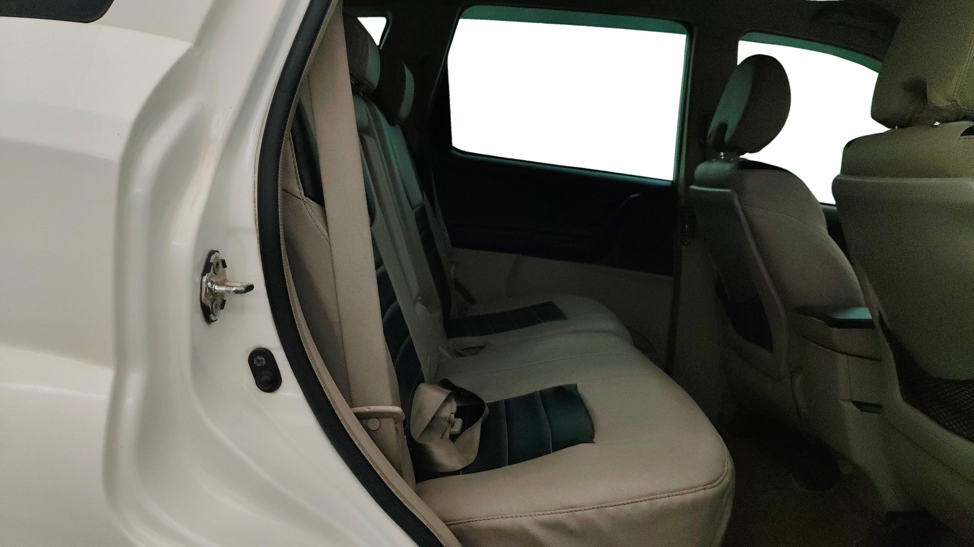 View 2016 Mahindra XUV500 W4 FWD Image 30 Used 2016 Mahindra XUV500 W4 FWD Image 30