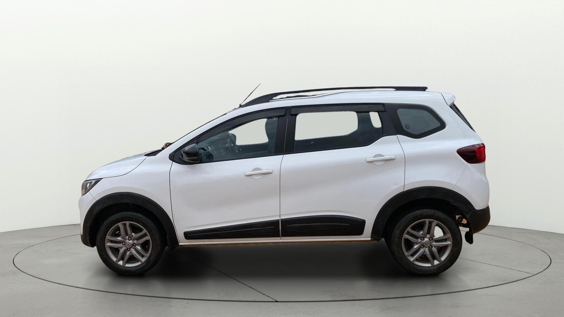View 2021 Renault Triber RXZ Image 5 Used 2021 Renault Triber RXZ Image 5