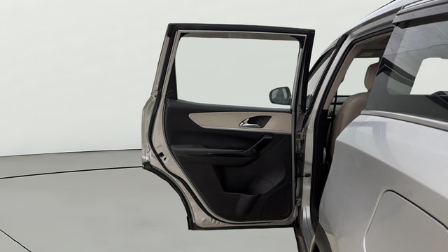 View Mahindra XUV700 Image 16 Used Mahindra XUV700 Image 16
