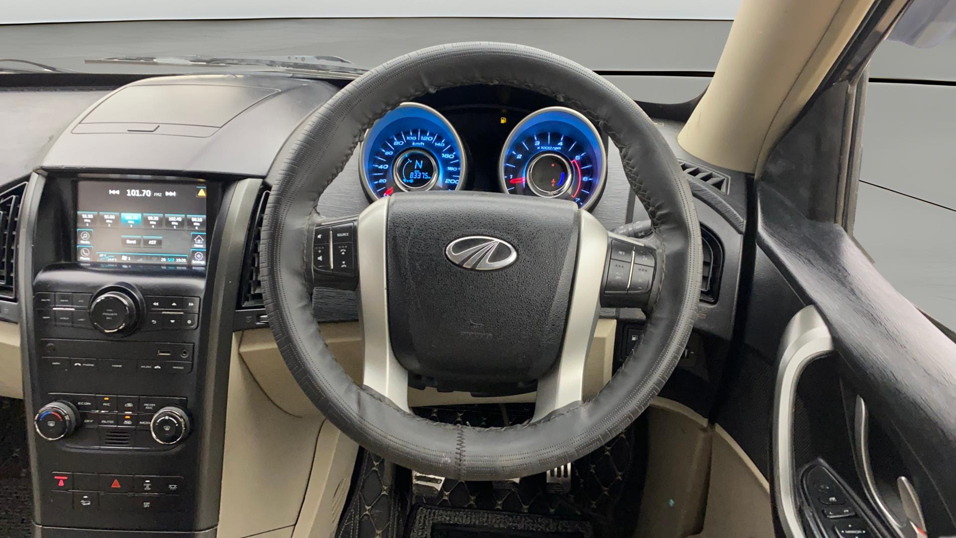 View 2017 Mahindra XUV500 W10 FWD Image 14 Used 2017 Mahindra XUV500 W10 FWD Image 14