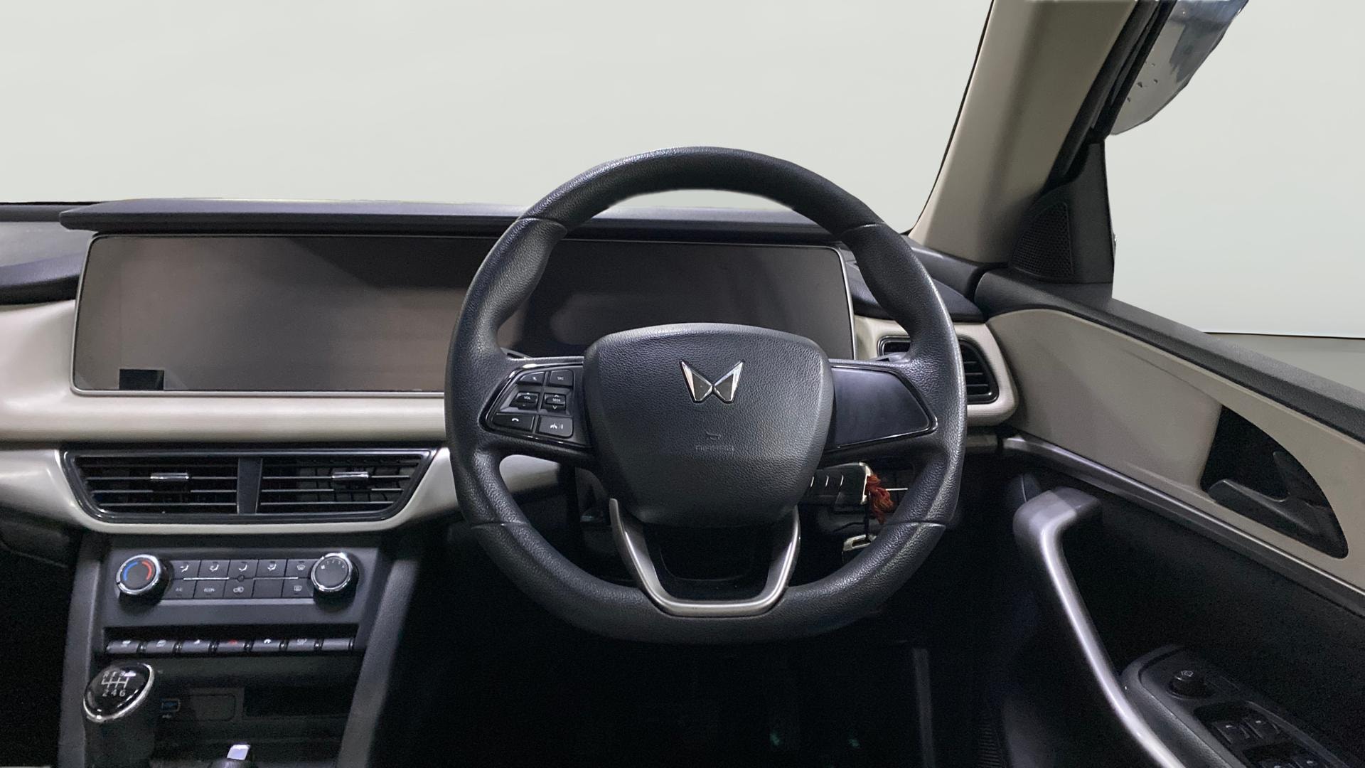 View 2022 Mahindra XUV700 MX Petrol 5 STR Image 12 Used 2022 Mahindra XUV700 MX Petrol 5 STR Image 12