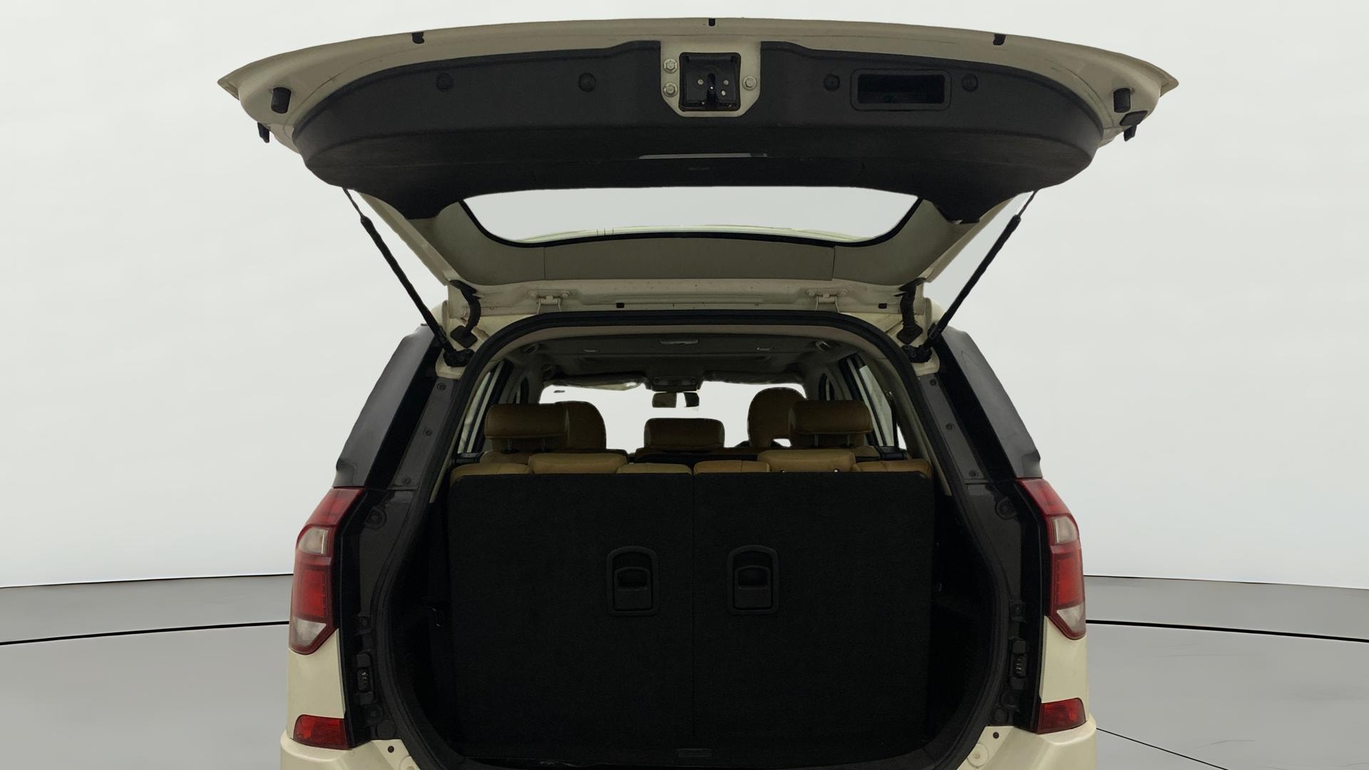 View 2021 Mahindra XUV500 W11 Image 33 Used 2021 Mahindra XUV500 W11 Image 33