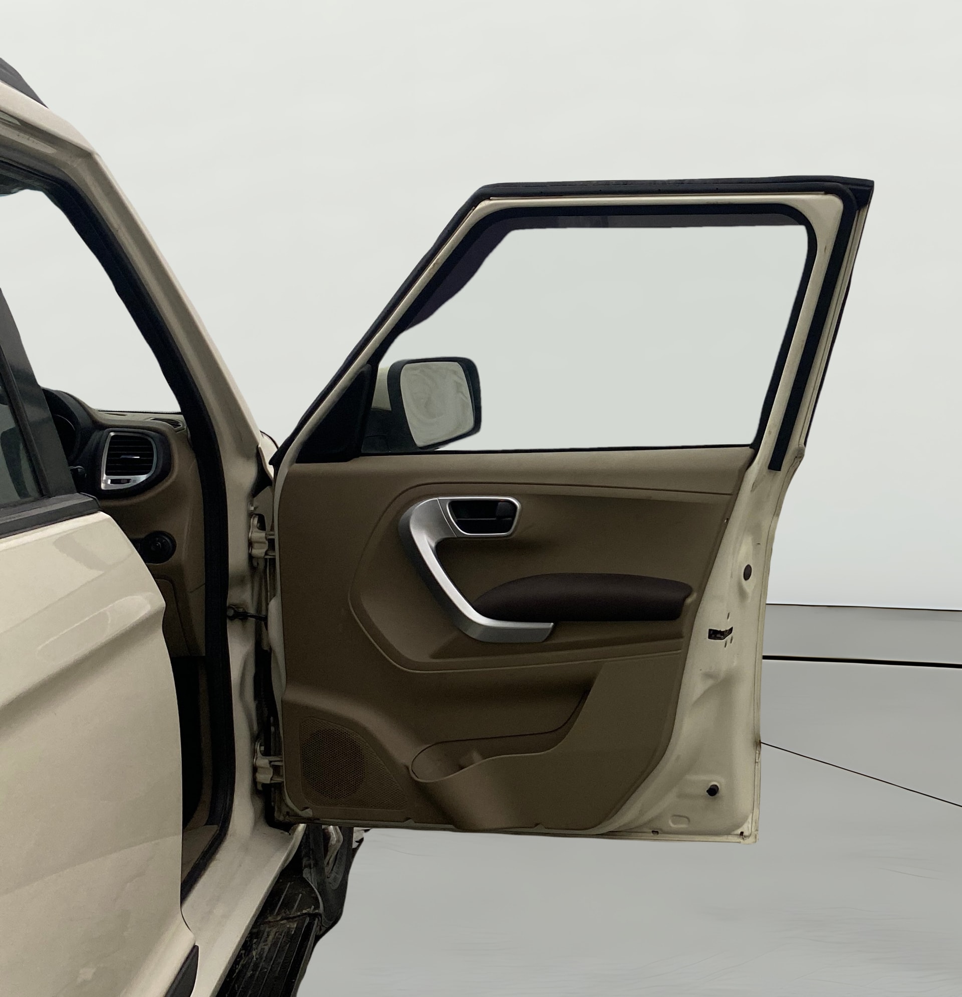 View 2018 Mahindra TUV300 T8 Image 46 Used 2018 Mahindra TUV300 T8 Image 46
