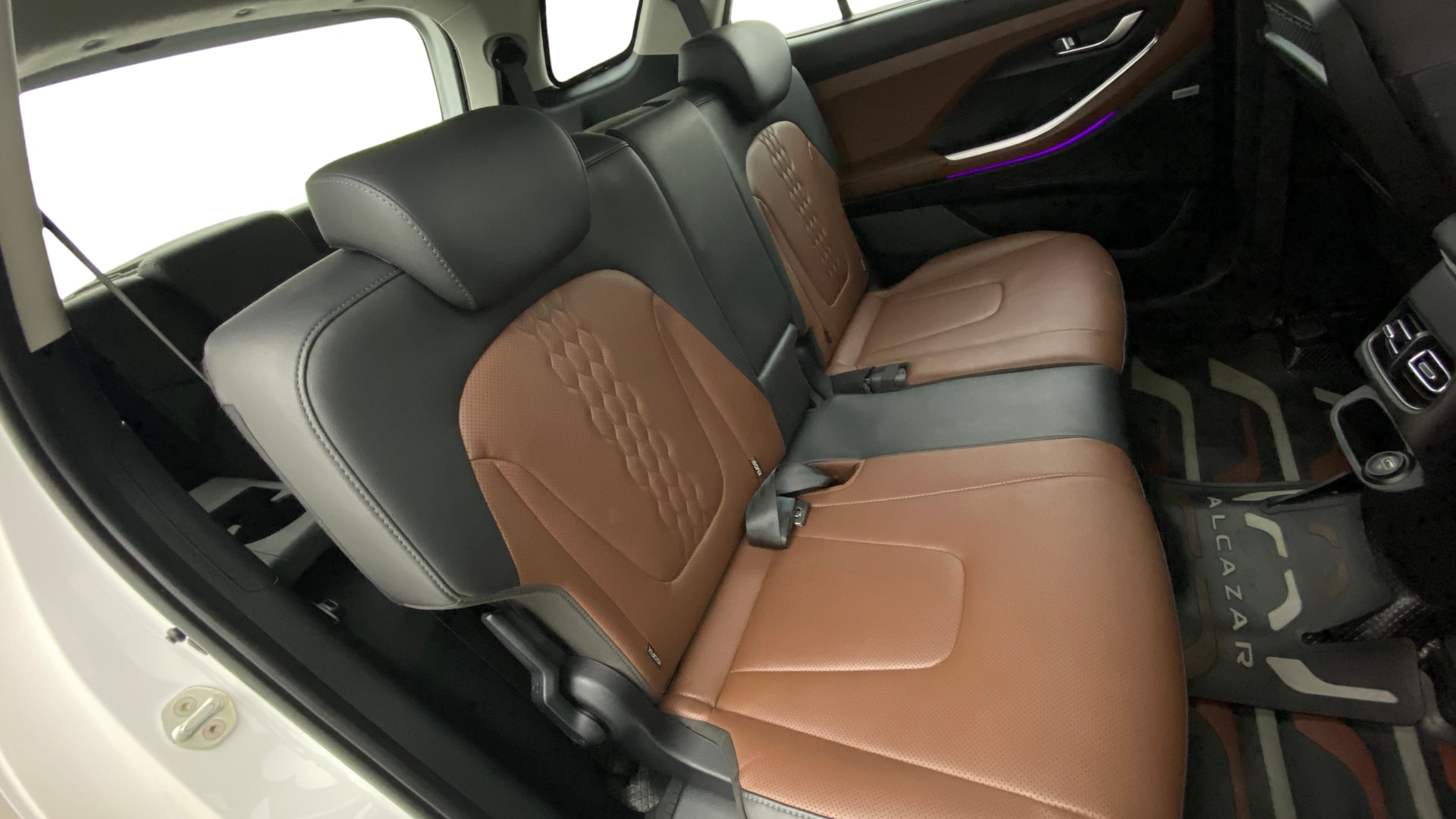 View 2022 Hyundai Alcazar Prestige 6 Seater MT Petrol Image 38 Used 2022 Hyundai Alcazar Prestige 6 Seater MT Petrol Image 38