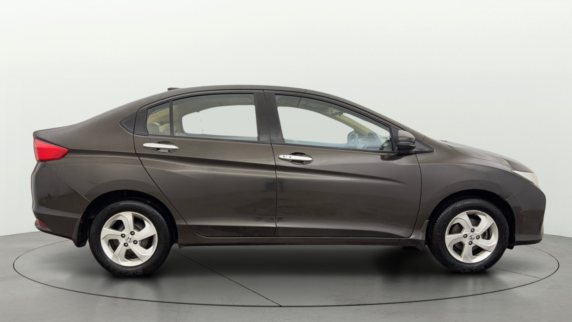 View 2015 Honda City ZX MT Diesel Anniversary Edition Image 9 Used 2015 Honda City ZX MT Diesel Anniversary Edition Image 9