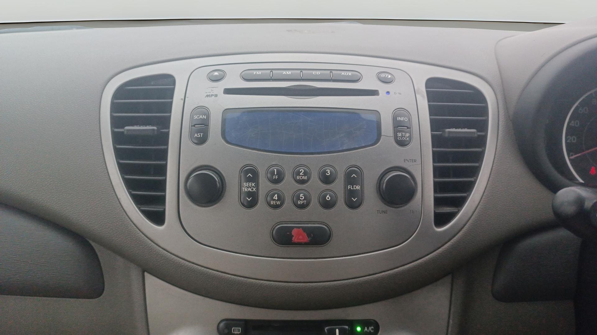 View 2013 Hyundai i10 1.2 Sportz MT Image 17 Used 2013 Hyundai i10 1.2 Sportz MT Image 17
