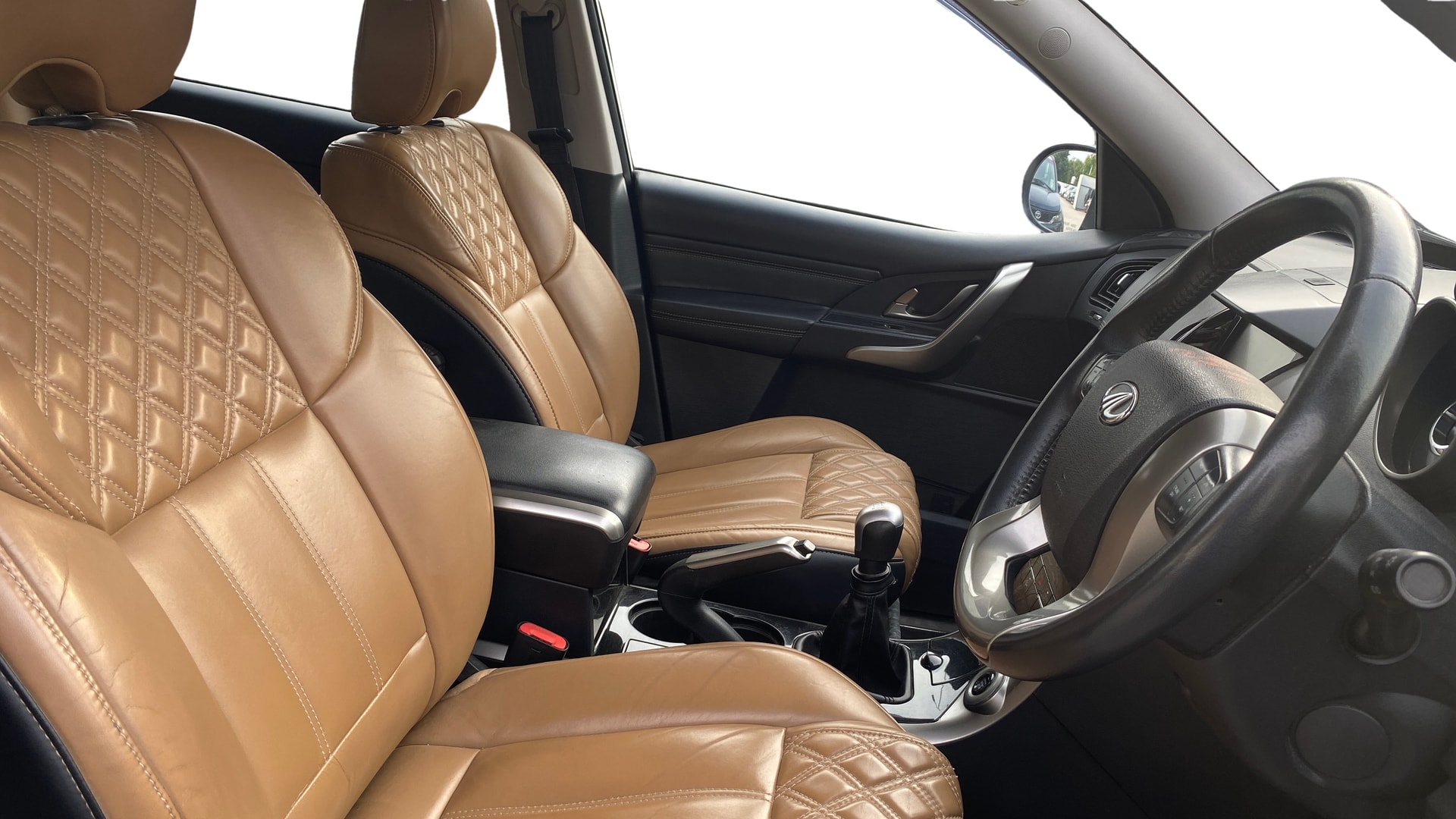View 2020 Mahindra XUV500 W11 Image 28 Used 2020 Mahindra XUV500 W11 Image 28