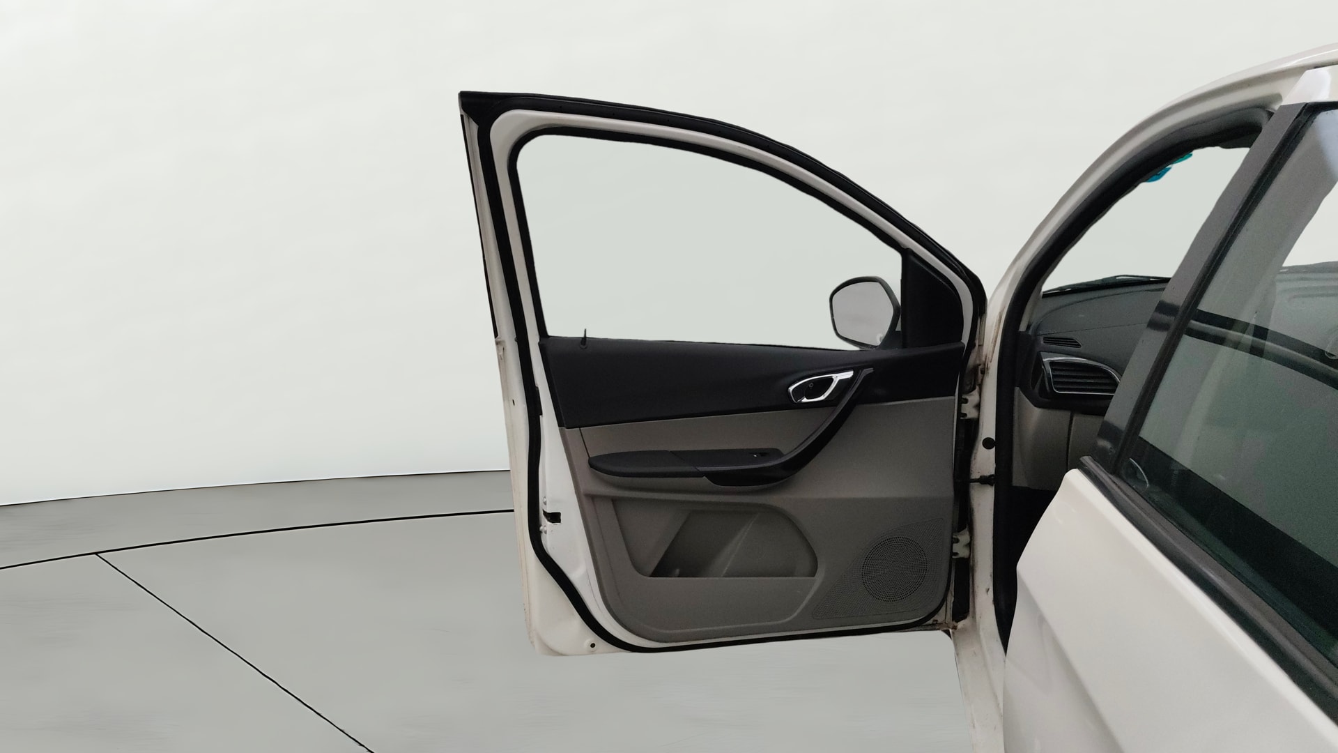 View 2017 Tata Tiago Revotorq XB Image 30 Used 2017 Tata Tiago Revotorq XB Image 30