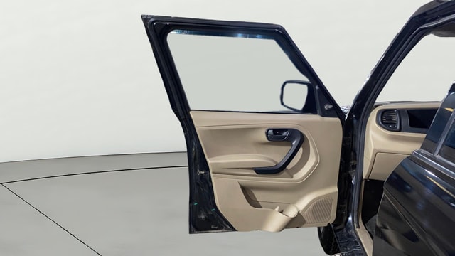 View Mahindra TUV300 Image 31 Used Mahindra TUV300 Image 31