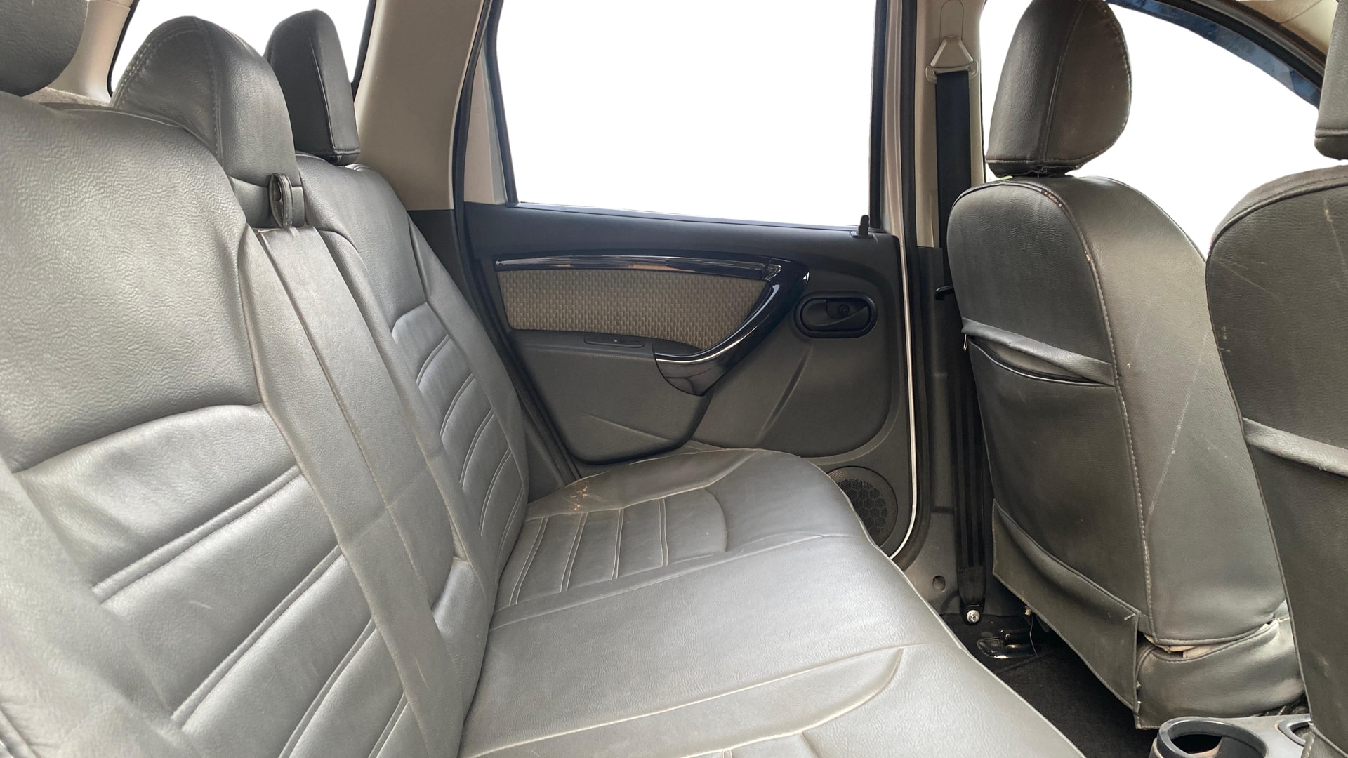 View 2015 Renault Duster Petrol RXL Image 35 Used 2015 Renault Duster Petrol RXL Image 35