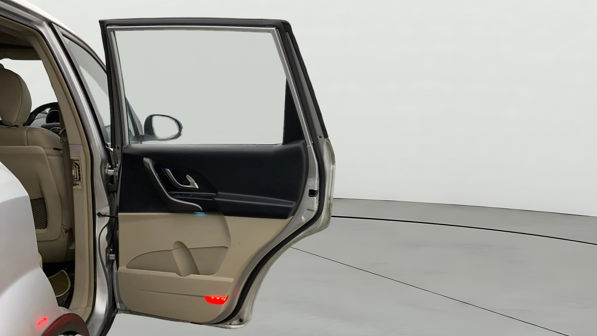 View 2016 Mahindra XUV500 W10 1.99-Litre Image 6 Used 2016 Mahindra XUV500 W10 1.99-Litre Image 6