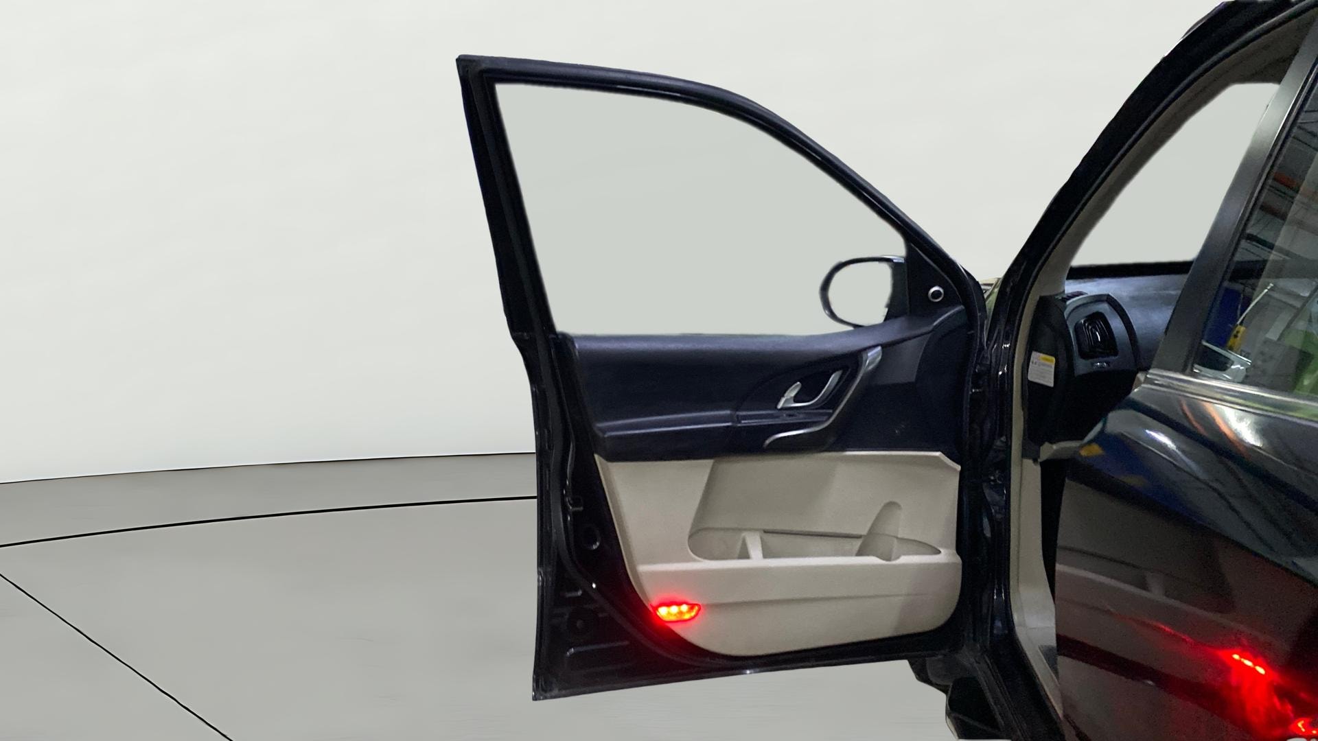 View 2017 Mahindra XUV500 W9 AT Image 38 Used 2017 Mahindra XUV500 W9 AT Image 38