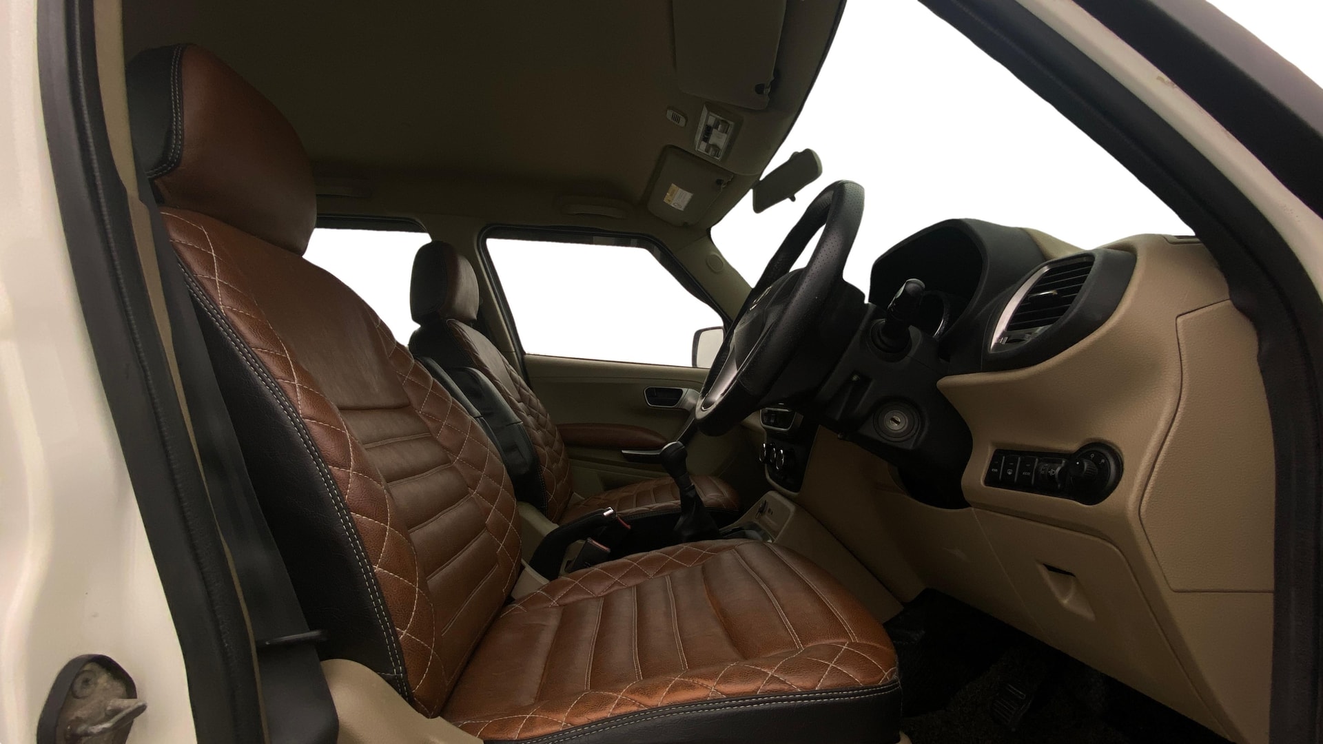View 2019 Mahindra TUV300 T10 100HP Image 26 Used 2019 Mahindra TUV300 T10 100HP Image 26