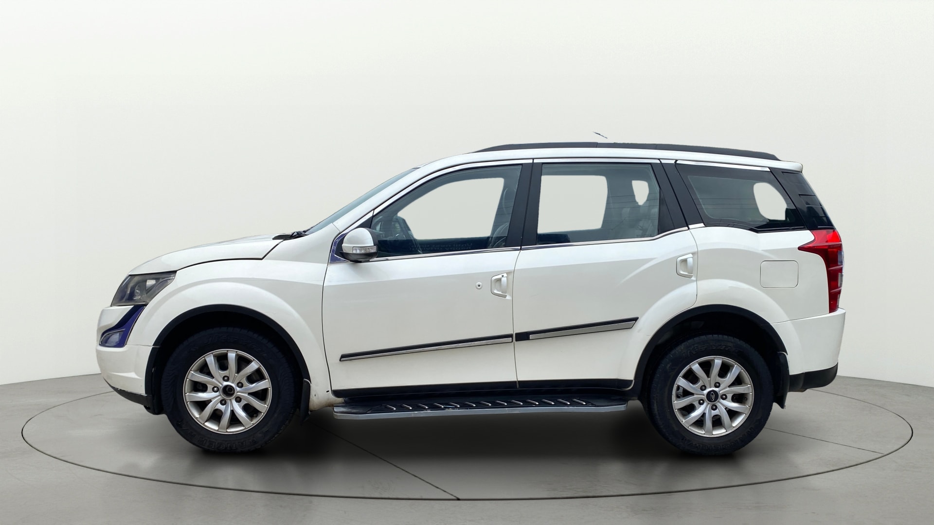 View 2017 Mahindra XUV500 W10 FWD AT Image 27 Used 2017 Mahindra XUV500 W10 FWD AT Image 27