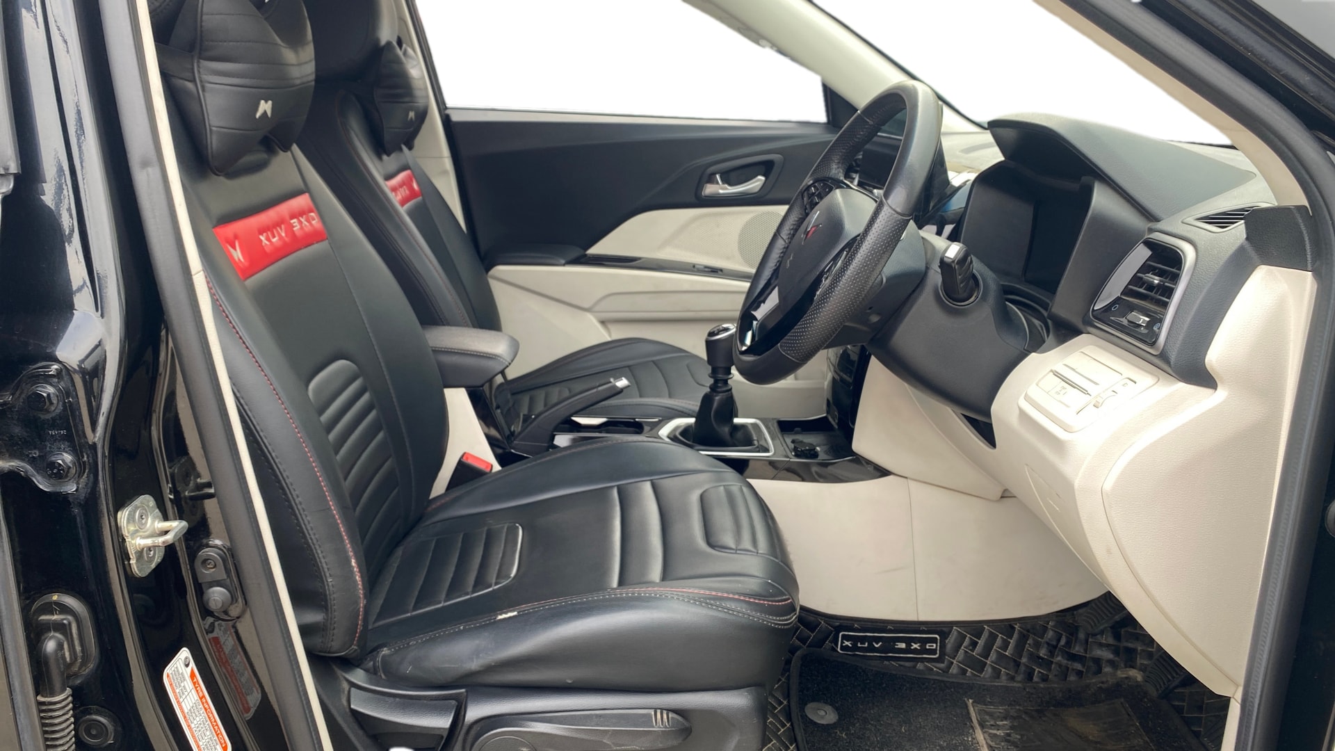 View 2024 Mahindra XUV 3XO AX5 1.2 L TCMPFi Image 27 Used 2024 Mahindra XUV 3XO AX5 1.2 L TCMPFi Image 27