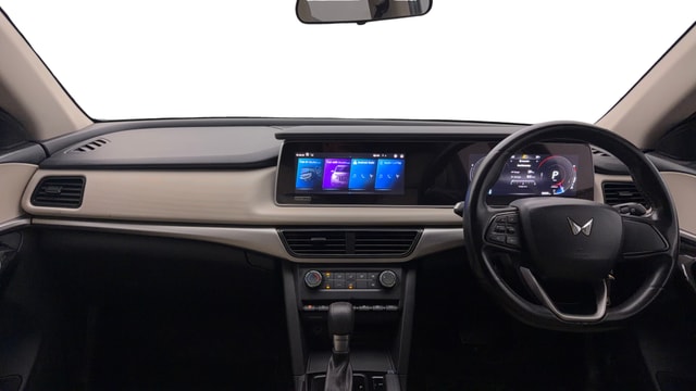 View Mahindra XUV700 Image 15 Used Mahindra XUV700 Image 15
