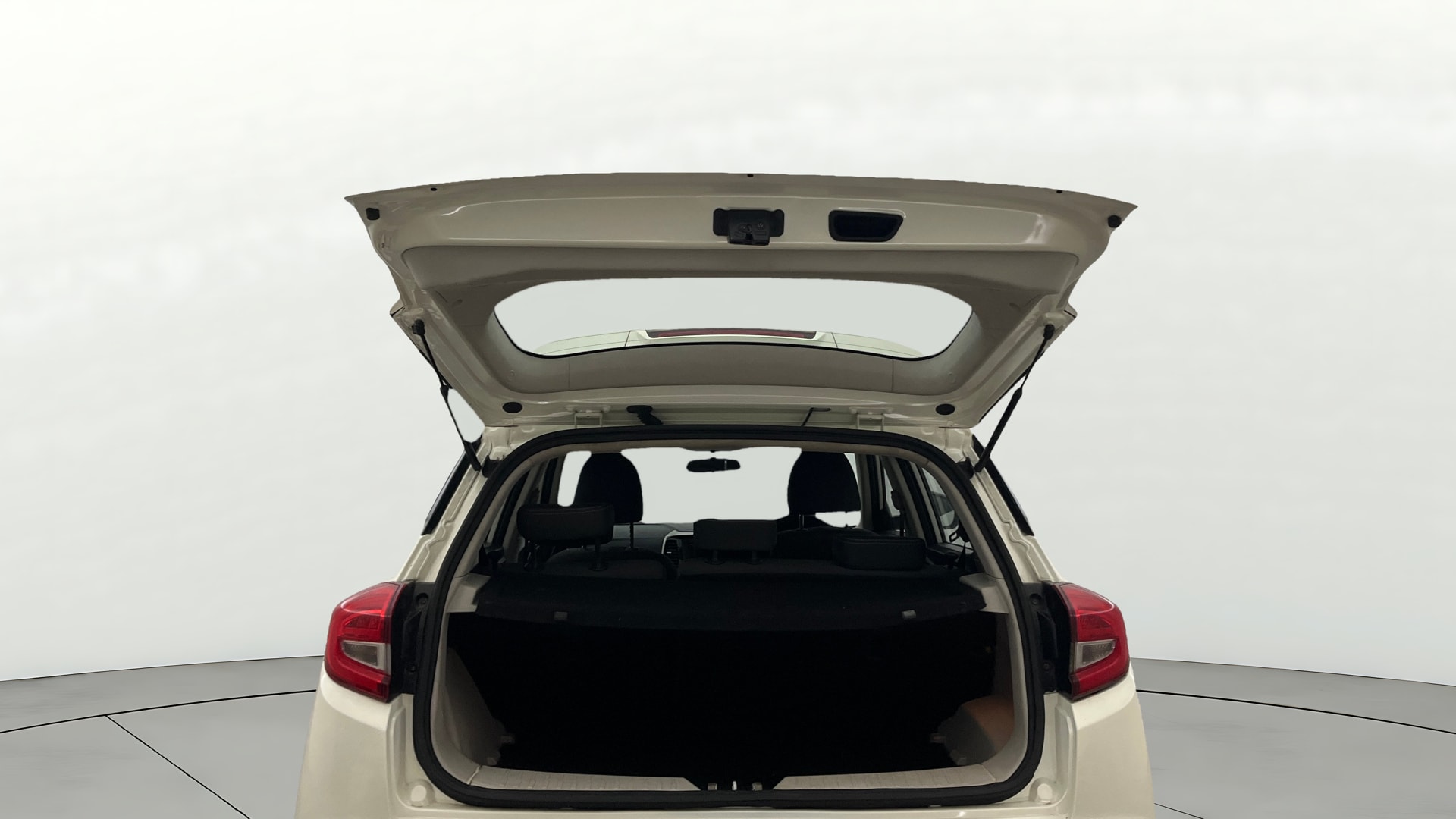 View 2019 Mahindra XUV300 W4 Petrol BS IV Image 17 Used 2019 Mahindra XUV300 W4 Petrol BS IV Image 17