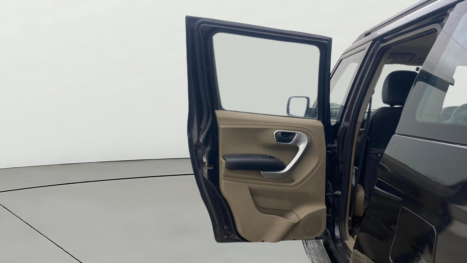 View 2017 Mahindra TUV300 T8 Image 23 Used 2017 Mahindra TUV300 T8 Image 23