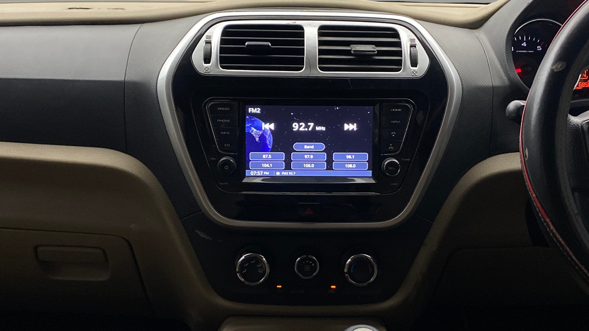 View 2017 Mahindra TUV300 T10 100HP Image 17 Used 2017 Mahindra TUV300 T10 100HP Image 17