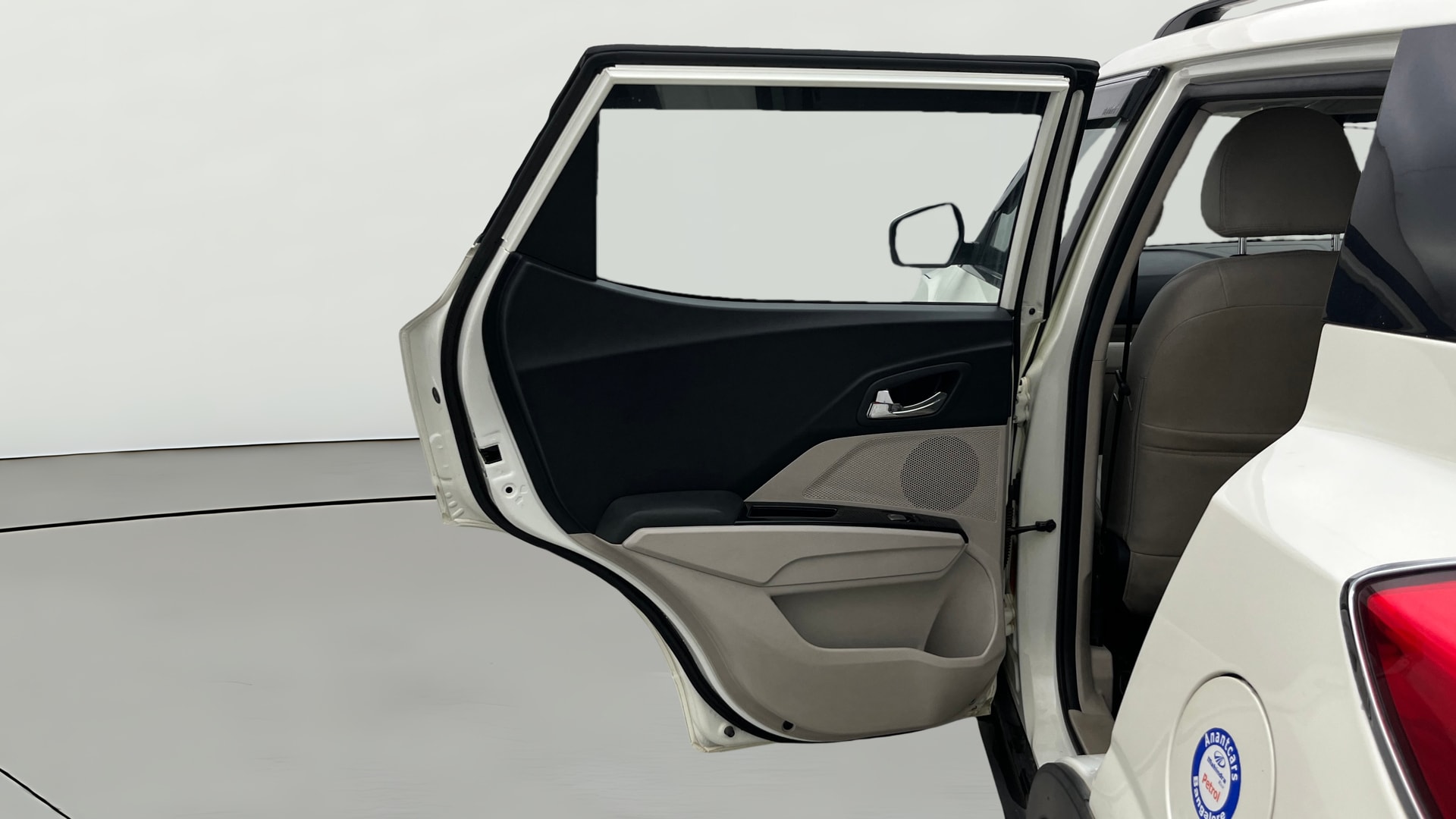View 2020 Mahindra XUV300 W4 Petrol BS IV Image 15 Used 2020 Mahindra XUV300 W4 Petrol BS IV Image 15