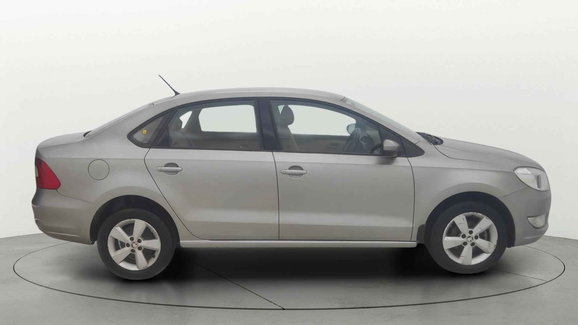 View 2016 Skoda Rapid 1.6 MPI Ambition Petrol BS IV Image 8 Used 2016 Skoda Rapid 1.6 MPI Ambition Petrol BS IV Image 8