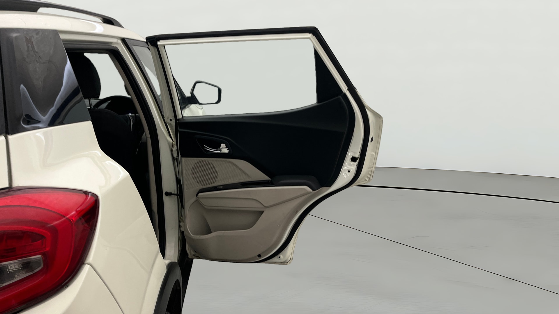 View 2019 Mahindra XUV300 W4 Petrol BS IV Image 8 Used 2019 Mahindra XUV300 W4 Petrol BS IV Image 8