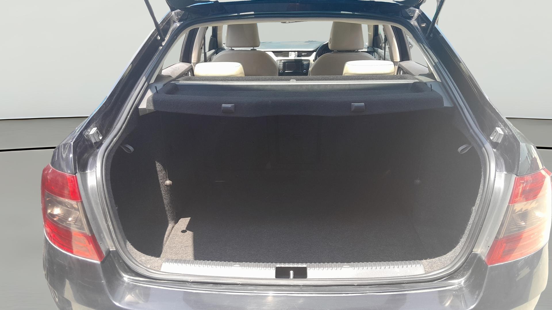 View 2014 Skoda Octavia 2.0 Elegance TDI CR AT Image 37 Used 2014 Skoda Octavia 2.0 Elegance TDI CR AT Image 37